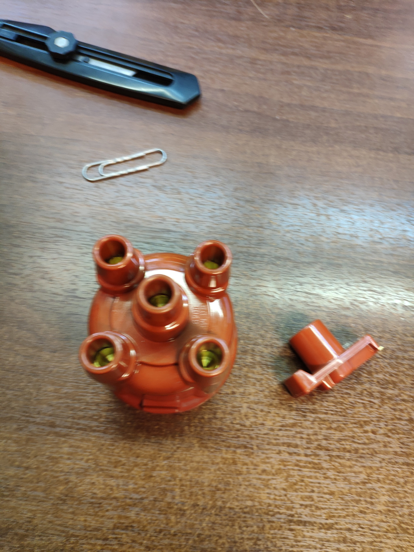 Audi 80 b4 крышка трамблера. крышка трамблера 2. крышка трамблера ваз 2106 и бегунок. крышка трамблера бегунок. крышка трамблера москвич 412.