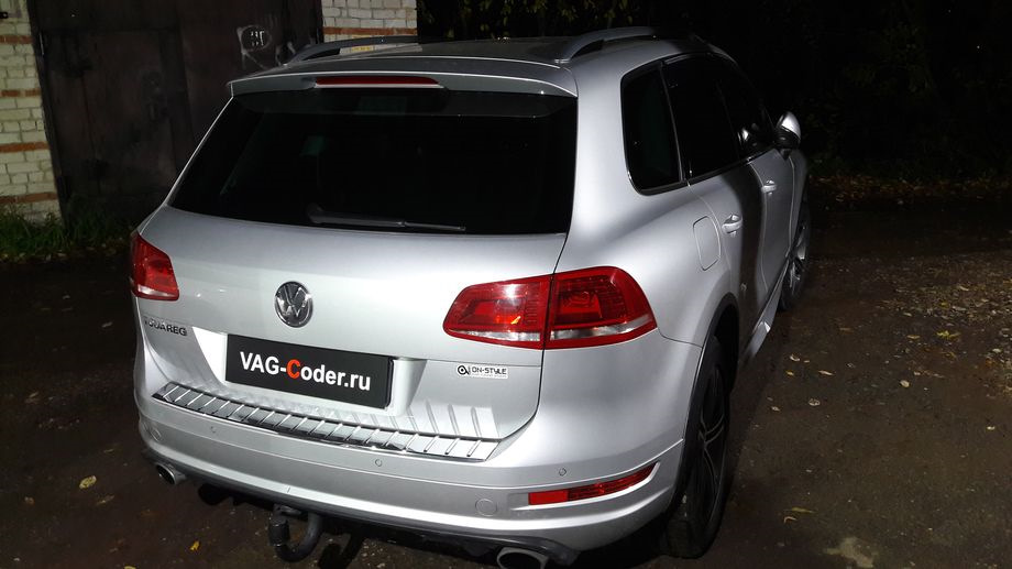 Показывает открытую дверь volkswagen touareg