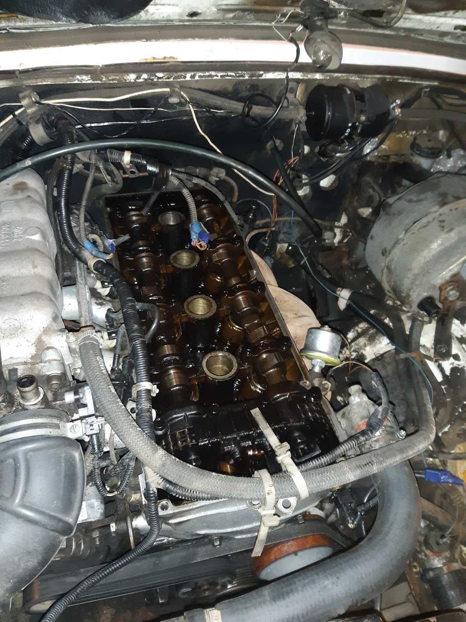 Масло в свечном колодце. — ГАЗ 3102, 2,3 л., 2003 года | поломка | DRIVE2