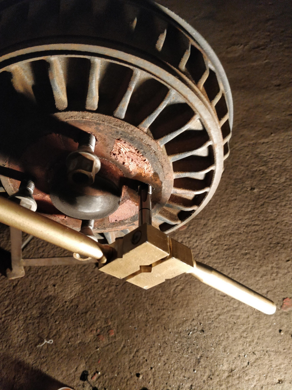 Нарезаем резьбу в тормозном барабане — Lada Largus Cross, 1,6 л, 2019 ...