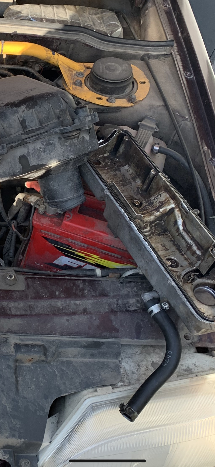 Давит масло из под клапанной крышки — Lada 2113, 1,6 л, 2012 года ...