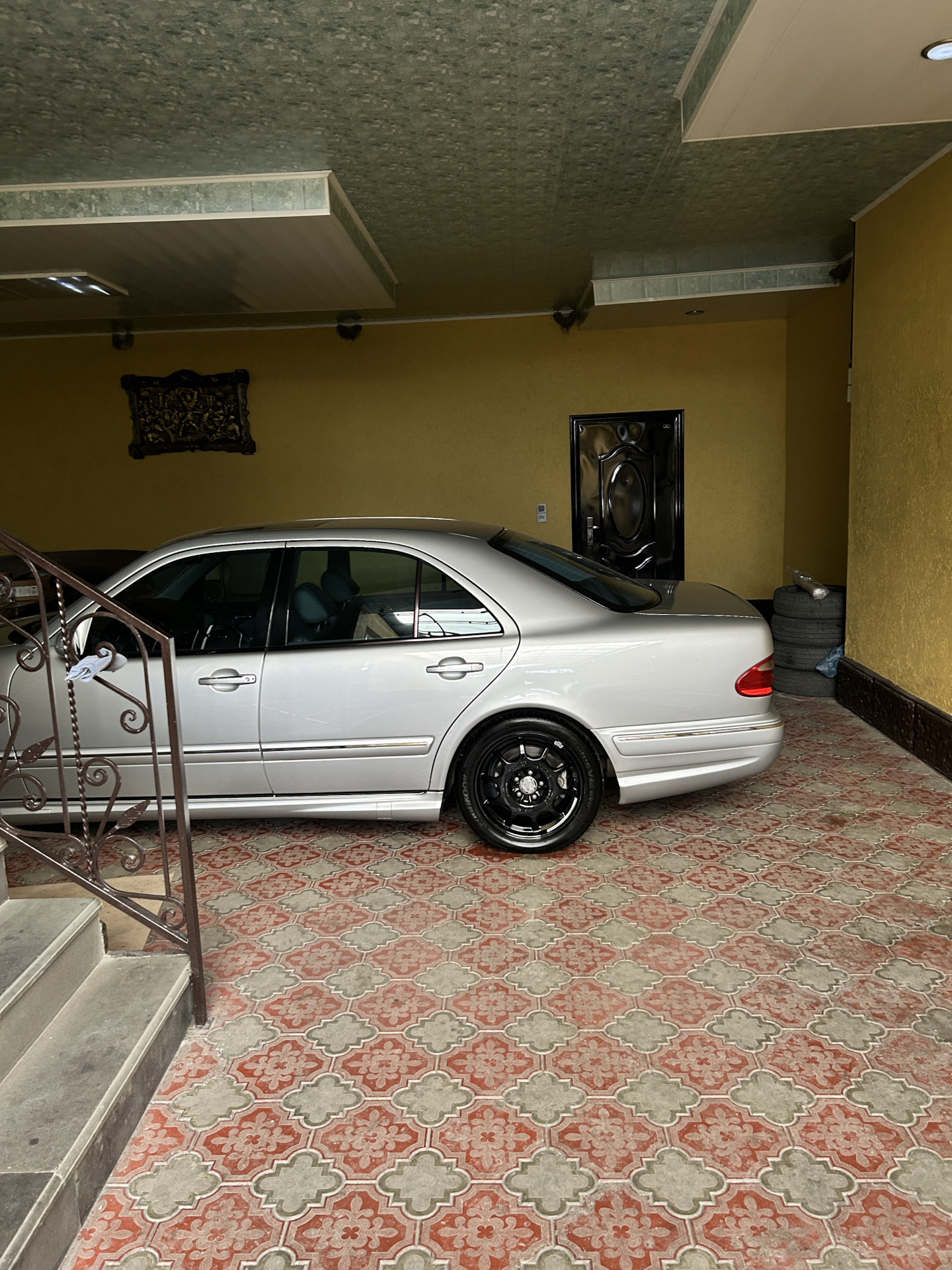 временно - Mercedes-Benz E 55 AMG (W210), 5,5 л, 2000 года колёсные.