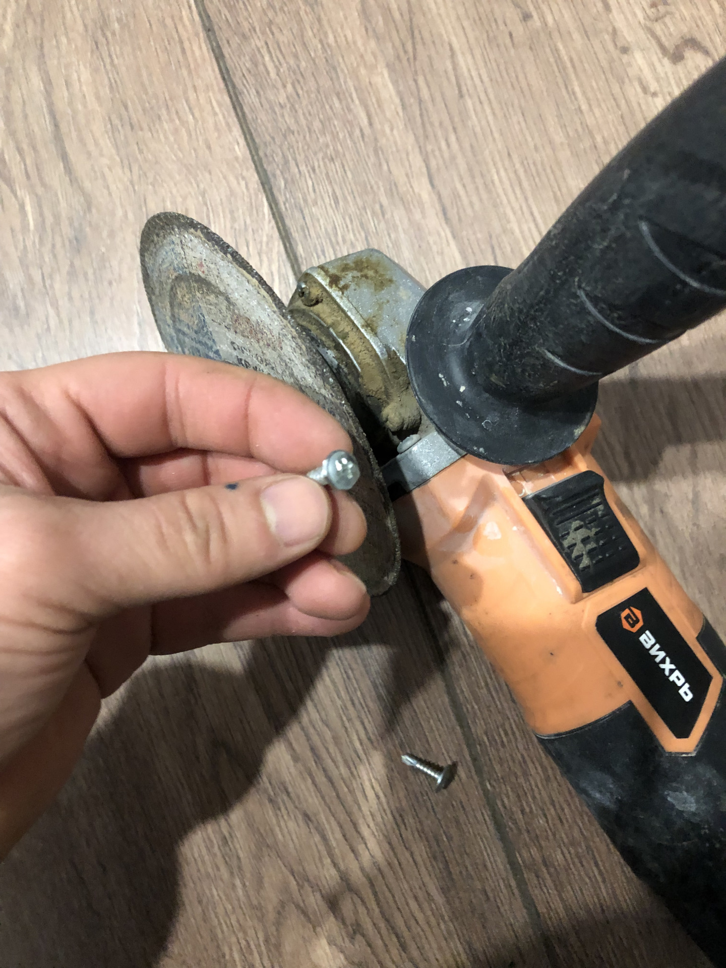 Устранение беременного человечка, и мелкие работы по лючку бензобака ...