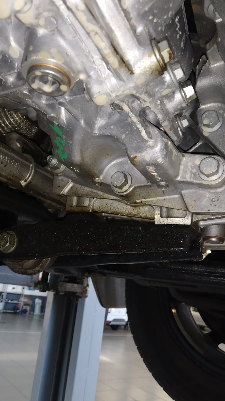 Поддон двигателя дастер 2. Течет дастер. Запах горелого масла дастера. Рено дастер вин номер в багажнике. Кпп рено дастер снизу.