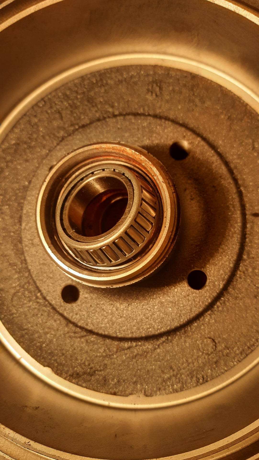 замена задних тормозных барабанов и регулировка затяжки ступичного ...