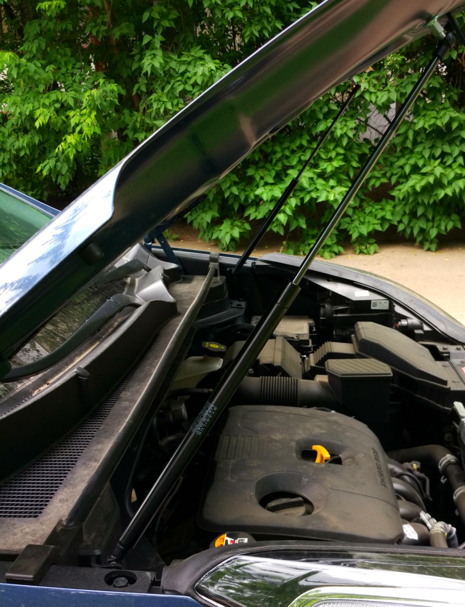 Установка амортизаторов капота Sportage QL — KIA Sportage (4G), 2 л ...