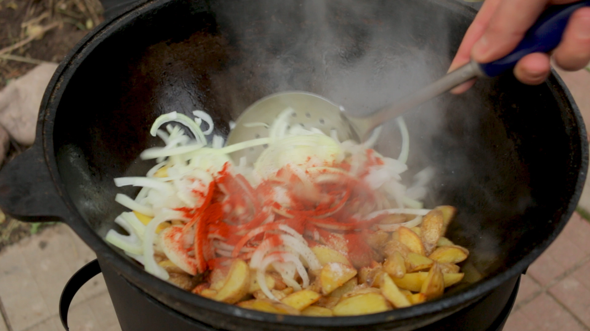 Ароматная жареная картошка в казане на костре — Сообщество «Вкусно ...