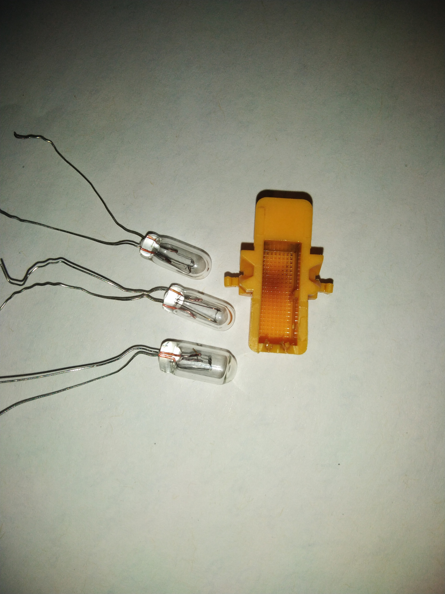 Замена ламп в кнопках эсп. s09101073 — Renault Logan (1G), 1,6 л, 2012 ...