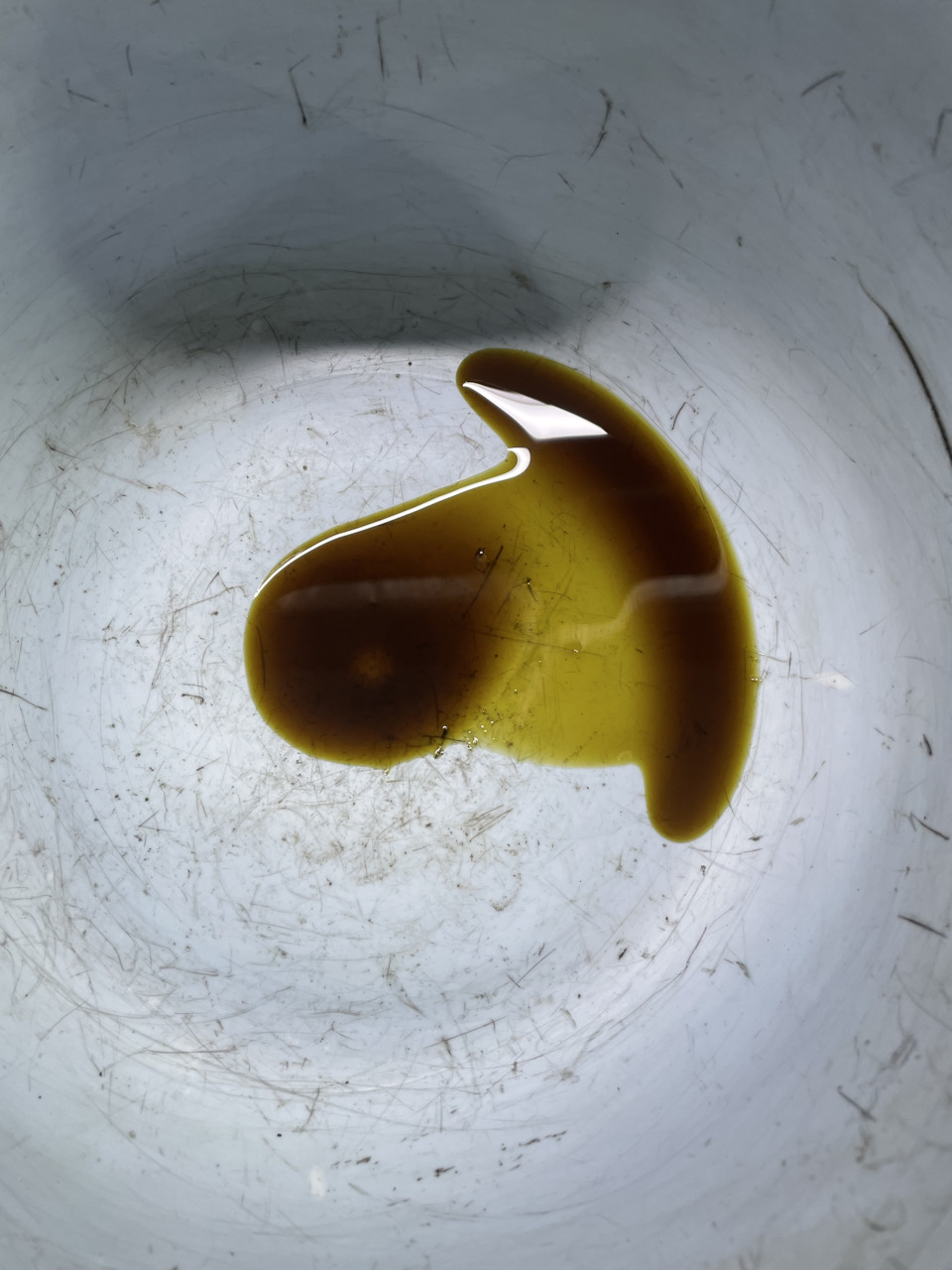 Цвет слитого масла, запах гари отсутствовал — Volkswagen Jetta VII