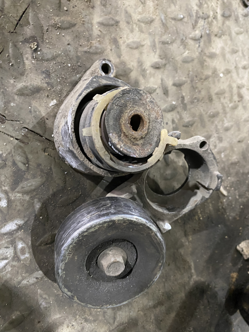 Натяжитель развалился совсем — Mitsubishi Lancer IX