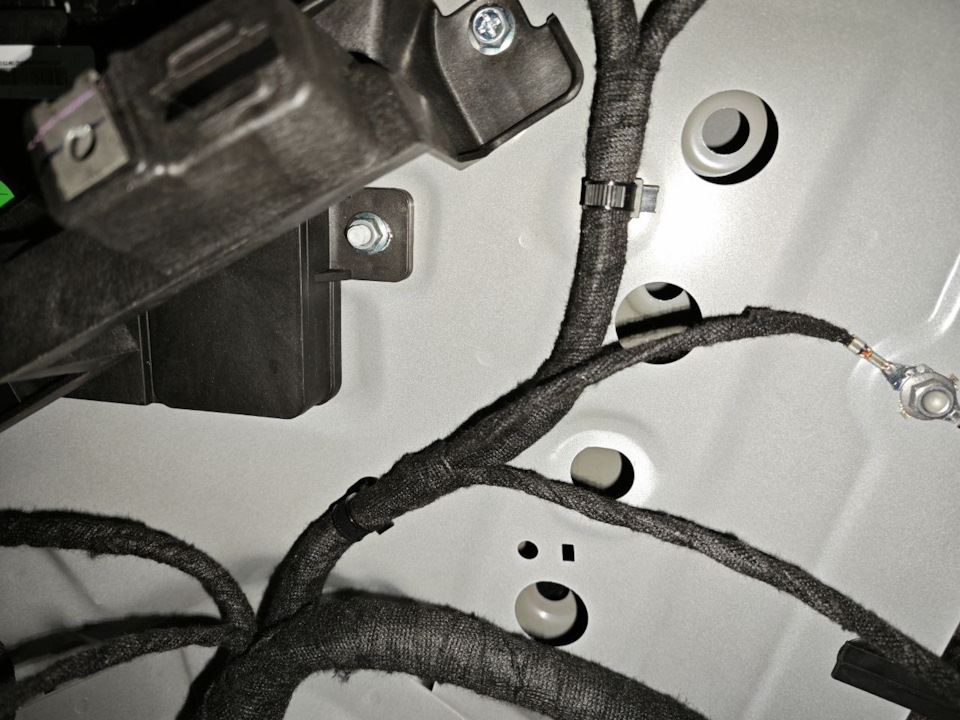 Кронштейн вокруг т-бокса — Voyah Free