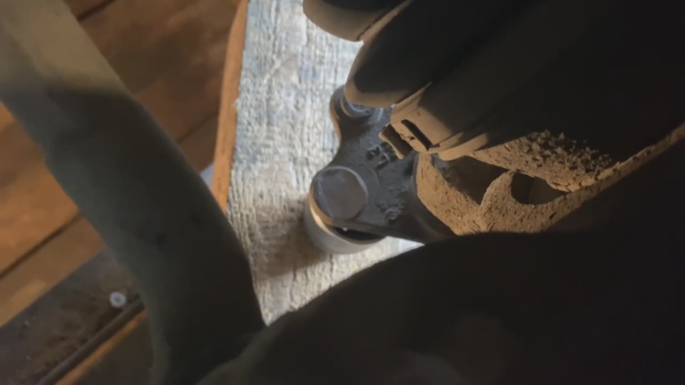 Как заменить шпильку шаровой опоры. — Volkswagen Polo Sedan, 1,6 л ...