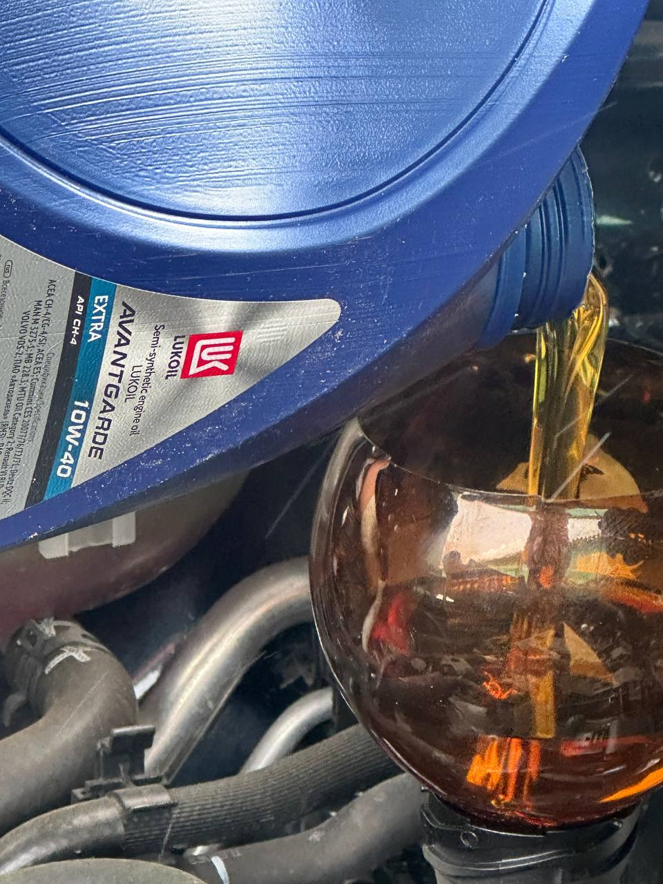 цвет масла LUKOIL AVANTGARDE EXTRA 10W-40 из канистры — Volkswagen Talagon