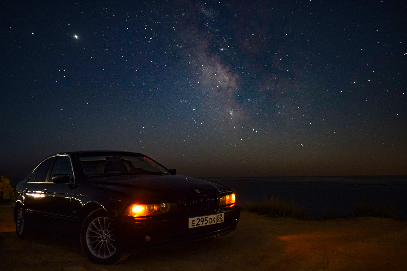 Фото бмв ночью. BMW e34 Млечный путь. Млечный путь машина. БМВ ночное небо. БМВ ночь и Луна.