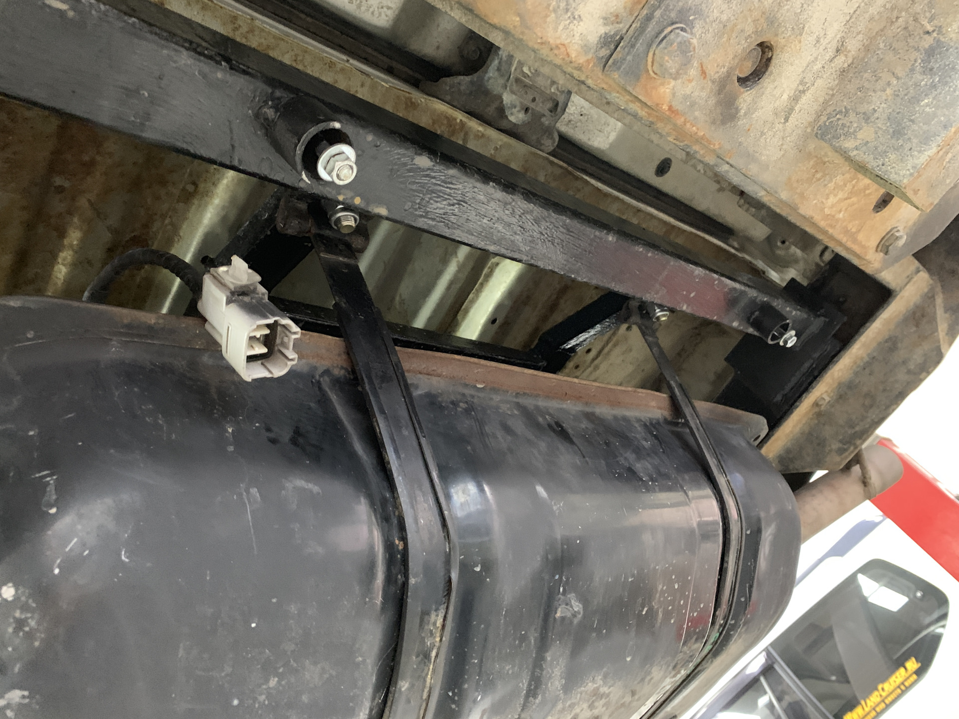 Дополнительный топливный бак toyota land cruiser 200. Крепление бака газель некст. Установка дополнительного бака. Установка дополнительного бака. Старекс 2003 дополнительный бак.