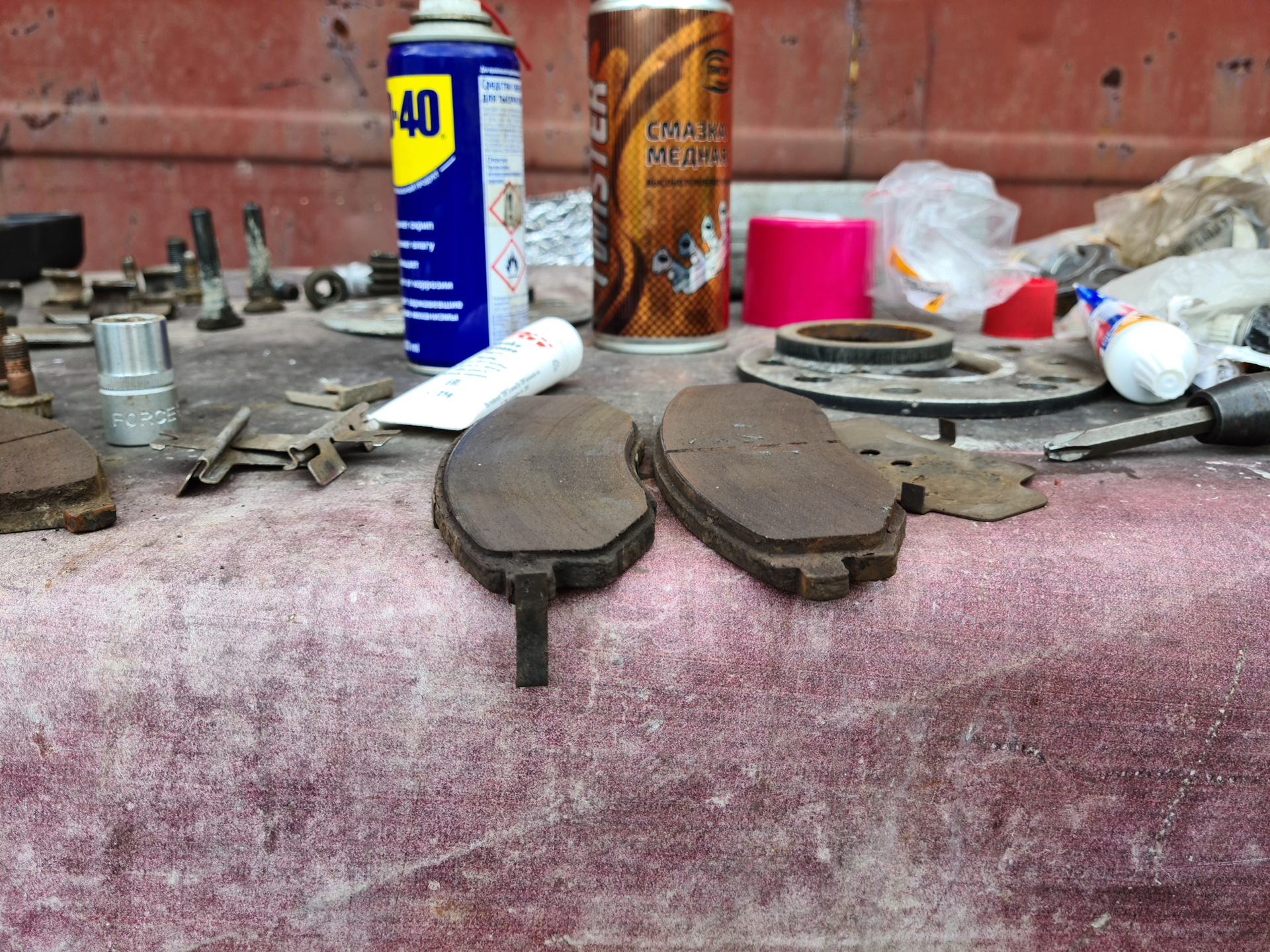 Извлечение старых тормозных колодок