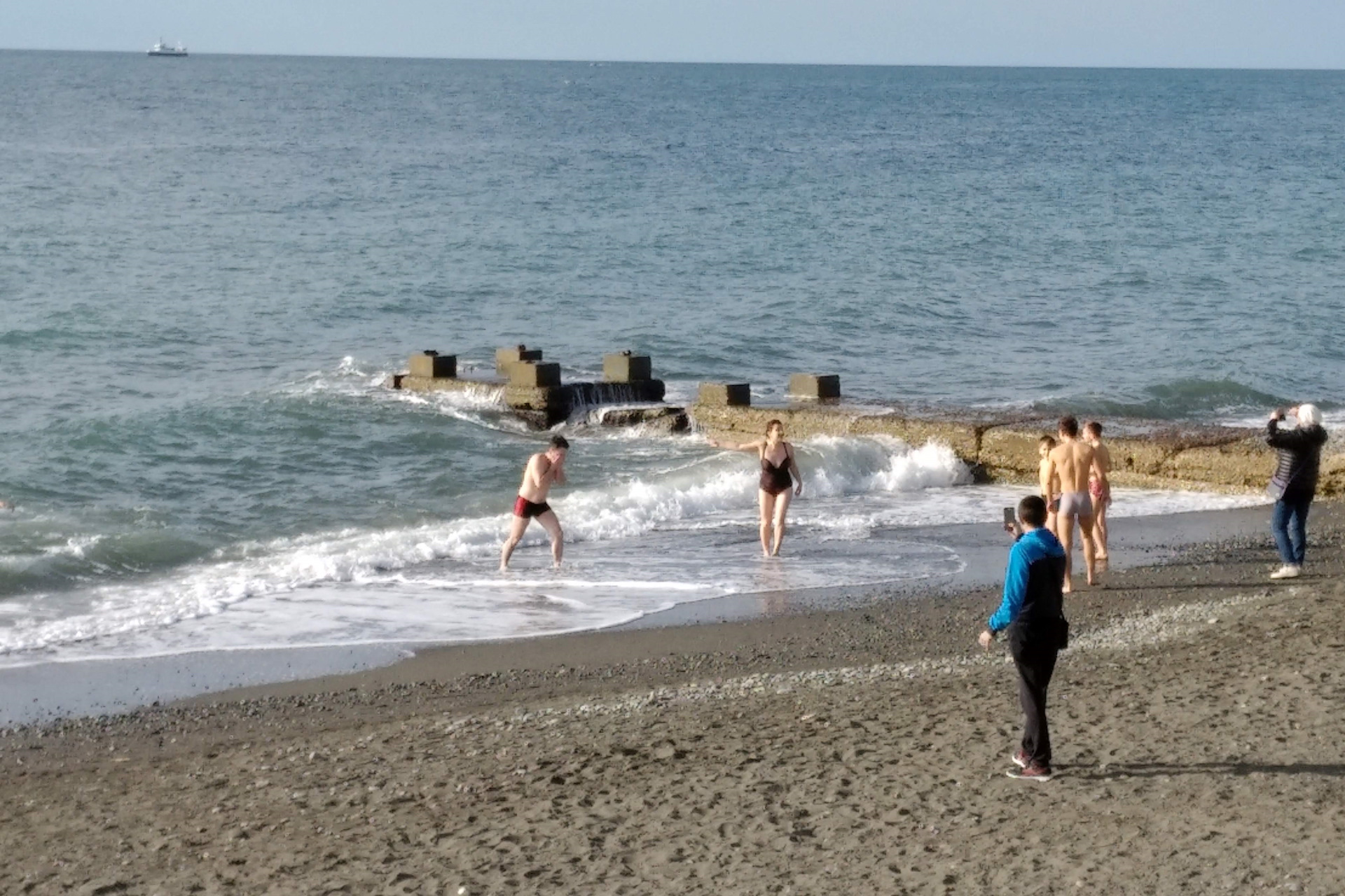 Погода адлер на 3 по часам. Адлер в марте. Адлер в мае. Сочи в 2021 году. Море Адлер май.