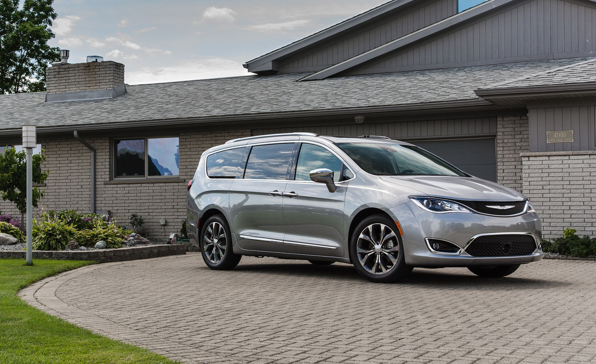 Тест-драйв Chrysler Pacifica: Зачем ты приехал в Россию? — «Тест-драйвы» на  DRIVE2