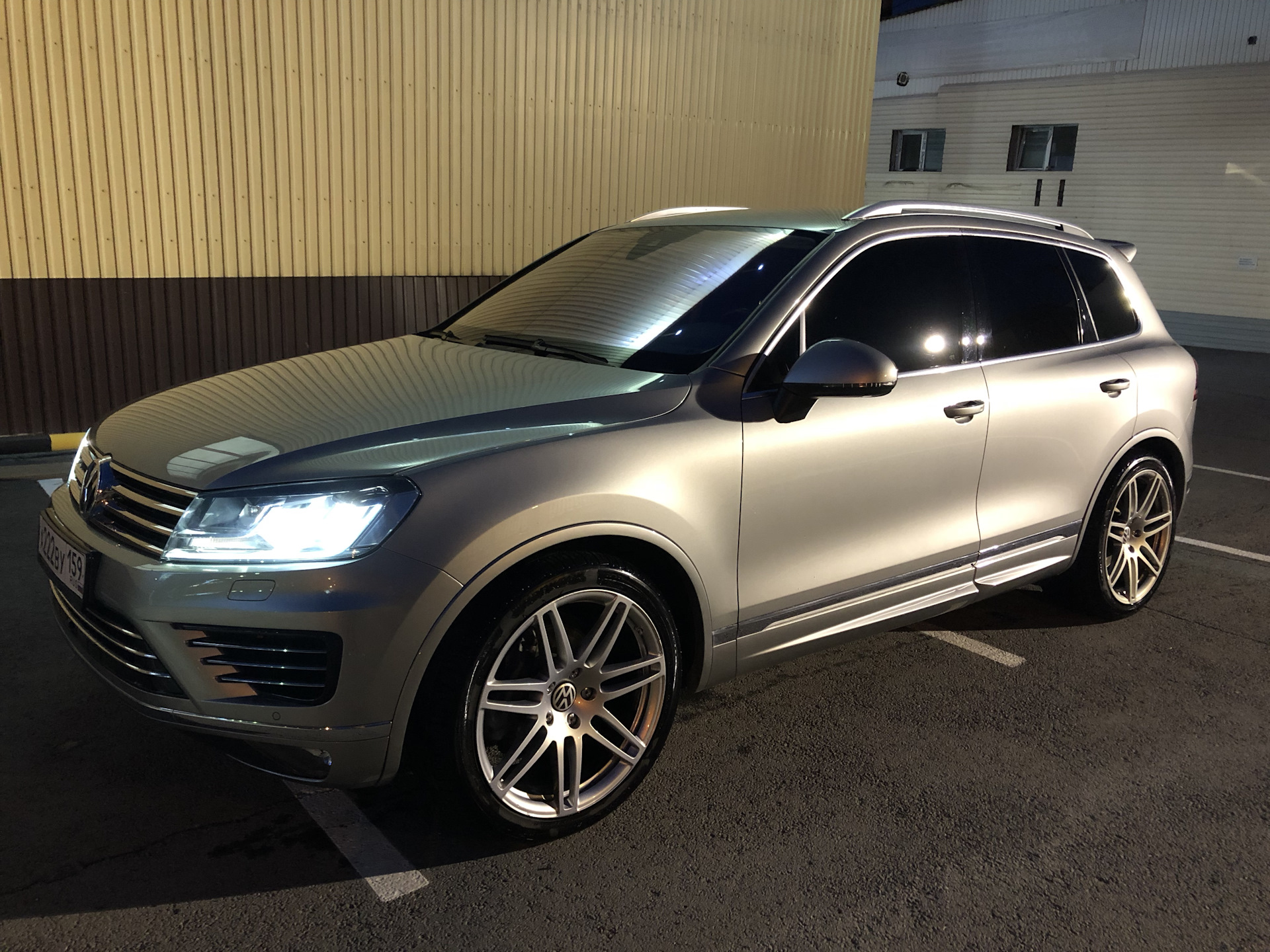 Черный VW Touareg 2011