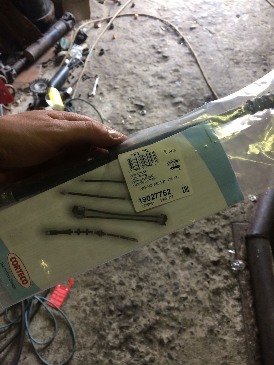 Задние тормозные шланги — Volvo V70 II, 2,4 л, 2001 года | своими ...