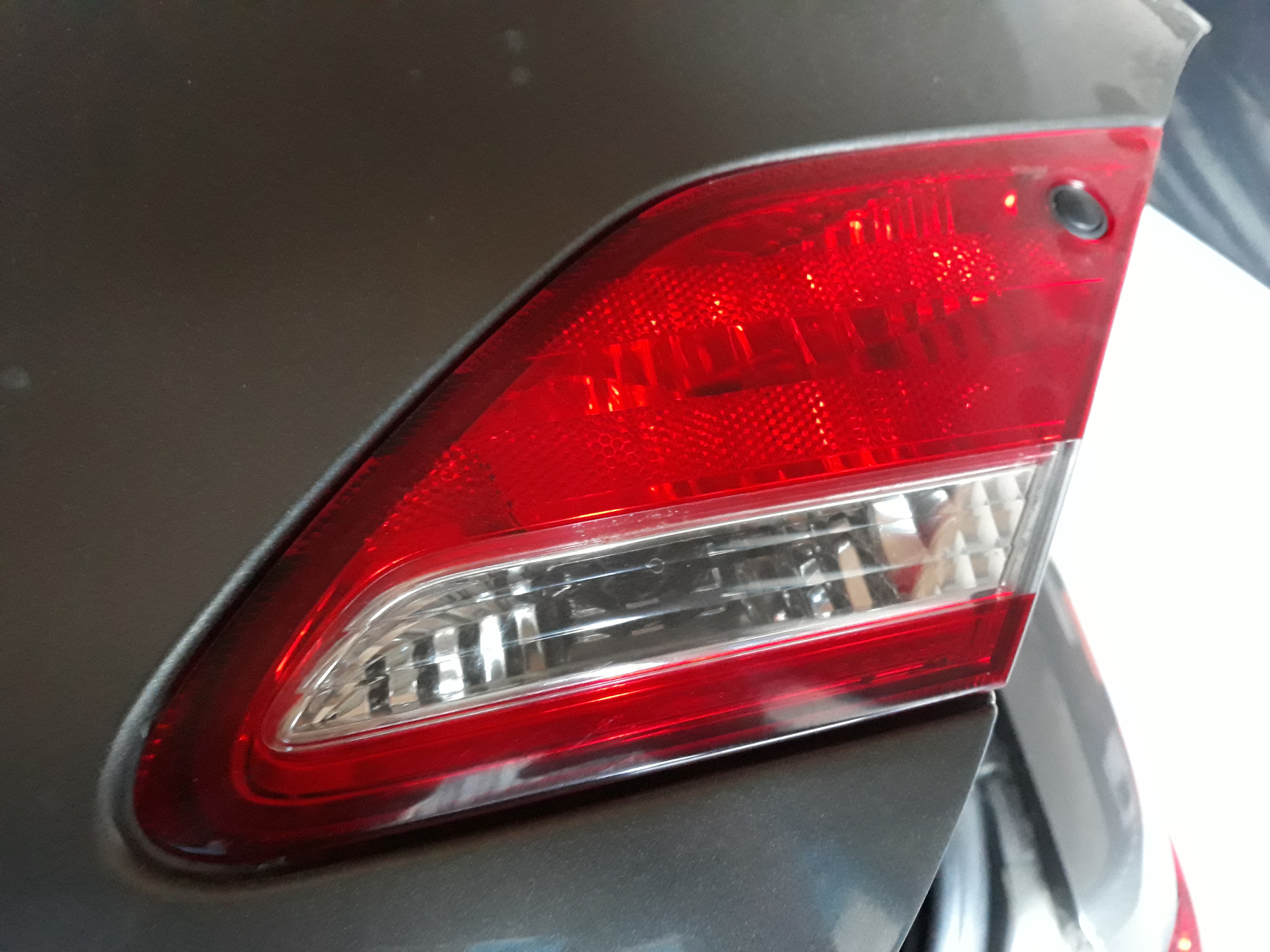 Замена габарита на крышке багажника — Toyota Avalon (3G), 3,5 л, 2006 ...