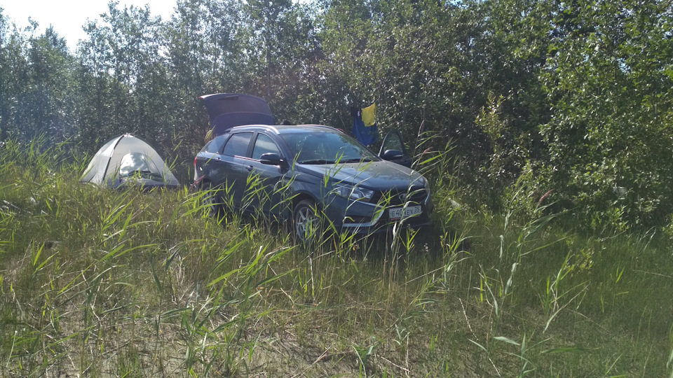 веста проезжала без проблем по грунтовым лесным дорогам туда, куда я хотел, из минусов — борта маленько поцарапал веточками(издержки таких путешествий) — Lada Vesta SW (1G)