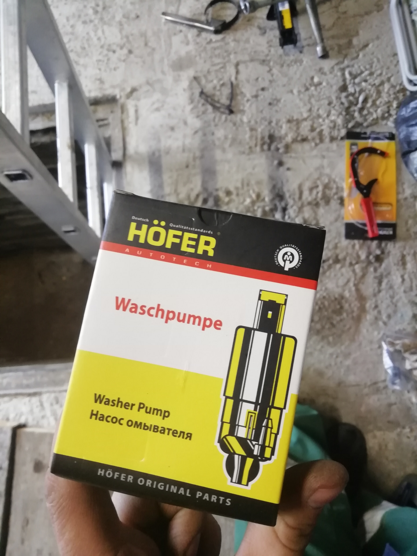 Замена моторчика омывателя заднего стекла. — Pontiac Vibe (1G), 1,8 л ...