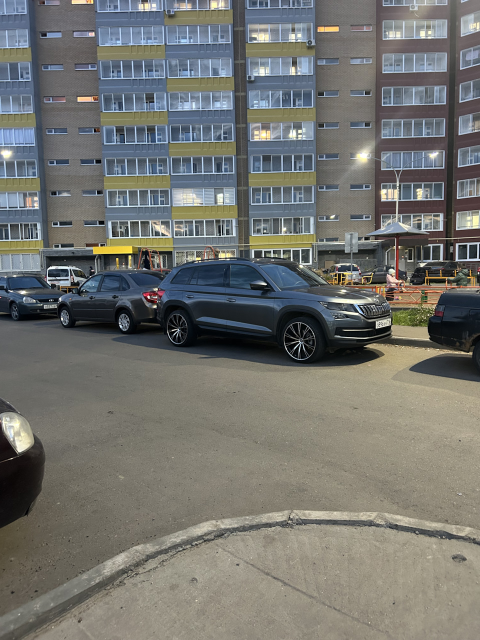 Припарковался перед родительским собранием. — Skoda Kodiaq, 1,4 л, 2018  года | просто так | DRIVE2