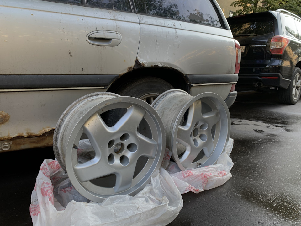 Нет, ну до чего хороши, а. И весьма легкие, при ширине 8.5J у передних и 9J у задних, эти 17-е лапти без резины весят по 10 кг один диск — Opel Omega B