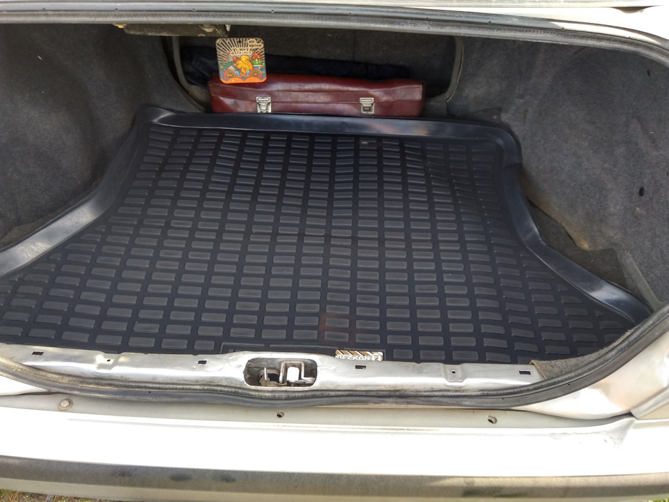 резиновый ковер в багажник — Nissan Primera (P11), 1,8 л, 1999 года .
