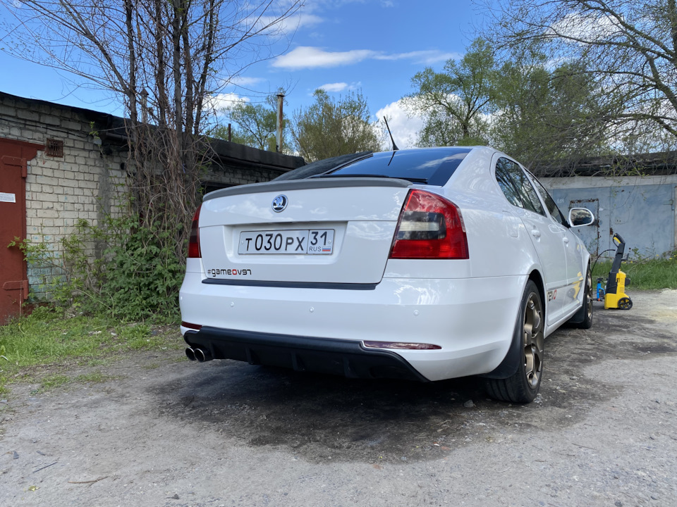 Установка диффузора и накладки на бампер под крышку багажника — Skoda ...