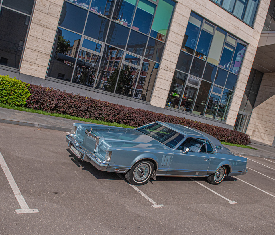 Самый дорогой автомобиль США 1978 года в Москве. Lincoln Continental Mark V  Diamond Jubilee Edition (1978) в синем цвете. — DRIVE2