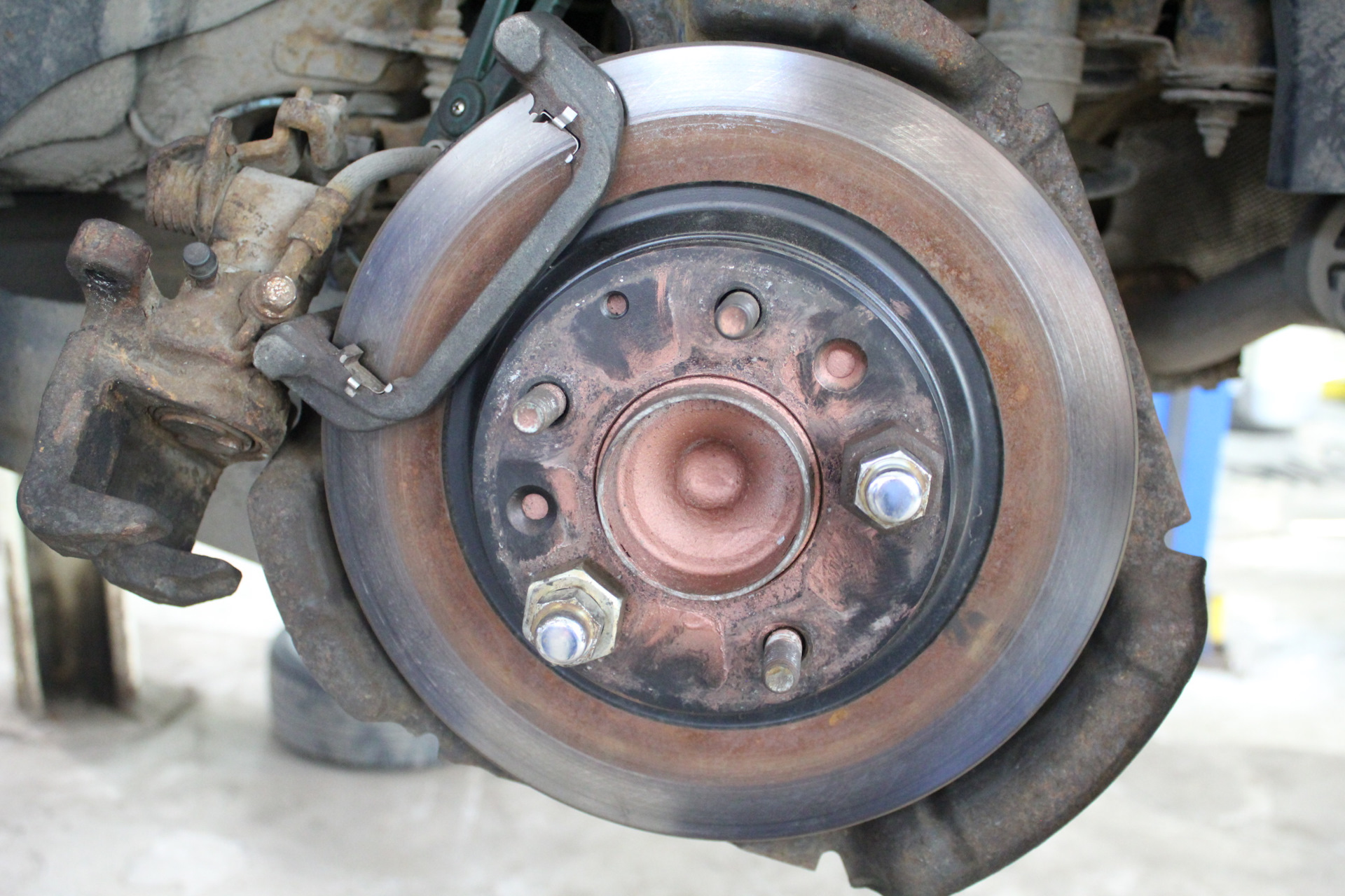 Неравномерный износ задних тормозных дисков. М6 GH — R1 автосервис на ...