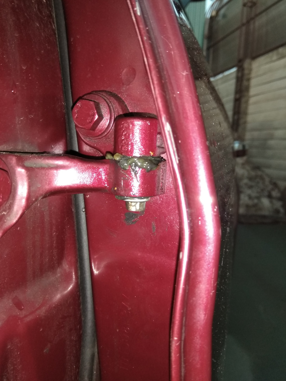 Места смазки у дверных петель. Дверные петли Форд фокус 2 ремонт. Как смазать дверные петли Фольксвагена раздвижные. Где находится прицепная петля Форд фокус 2.