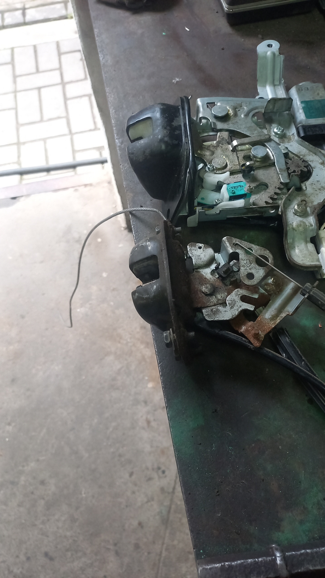 Замок багажника с доводчиком — Nissan Pathfinder (3G), 2,5 л, 2005 года ...