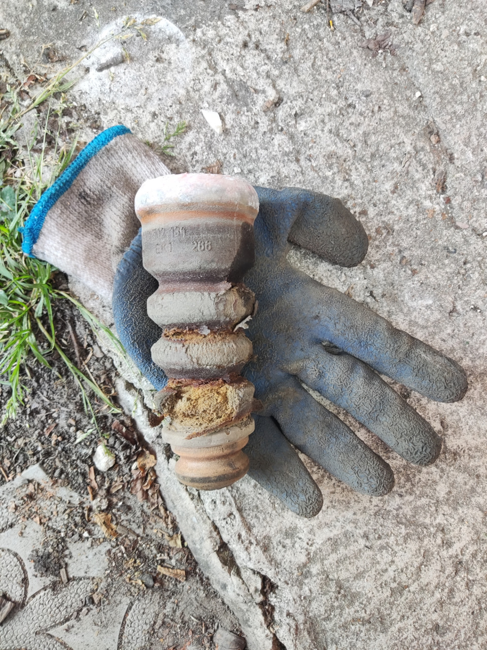 Замена отбойников задних амортизаторов — Skoda Rapid (1G), 1,6 л, 2016 ...