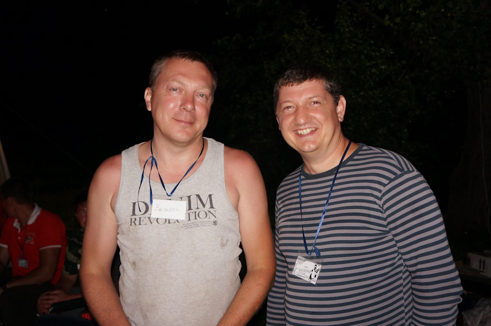 Два Василия с бейджиками на шее. Надо было делать их двухсторонними. Ветром переворачивало.Пришлось подписывать имена с обратной стороны от руки маркером — Honda Element