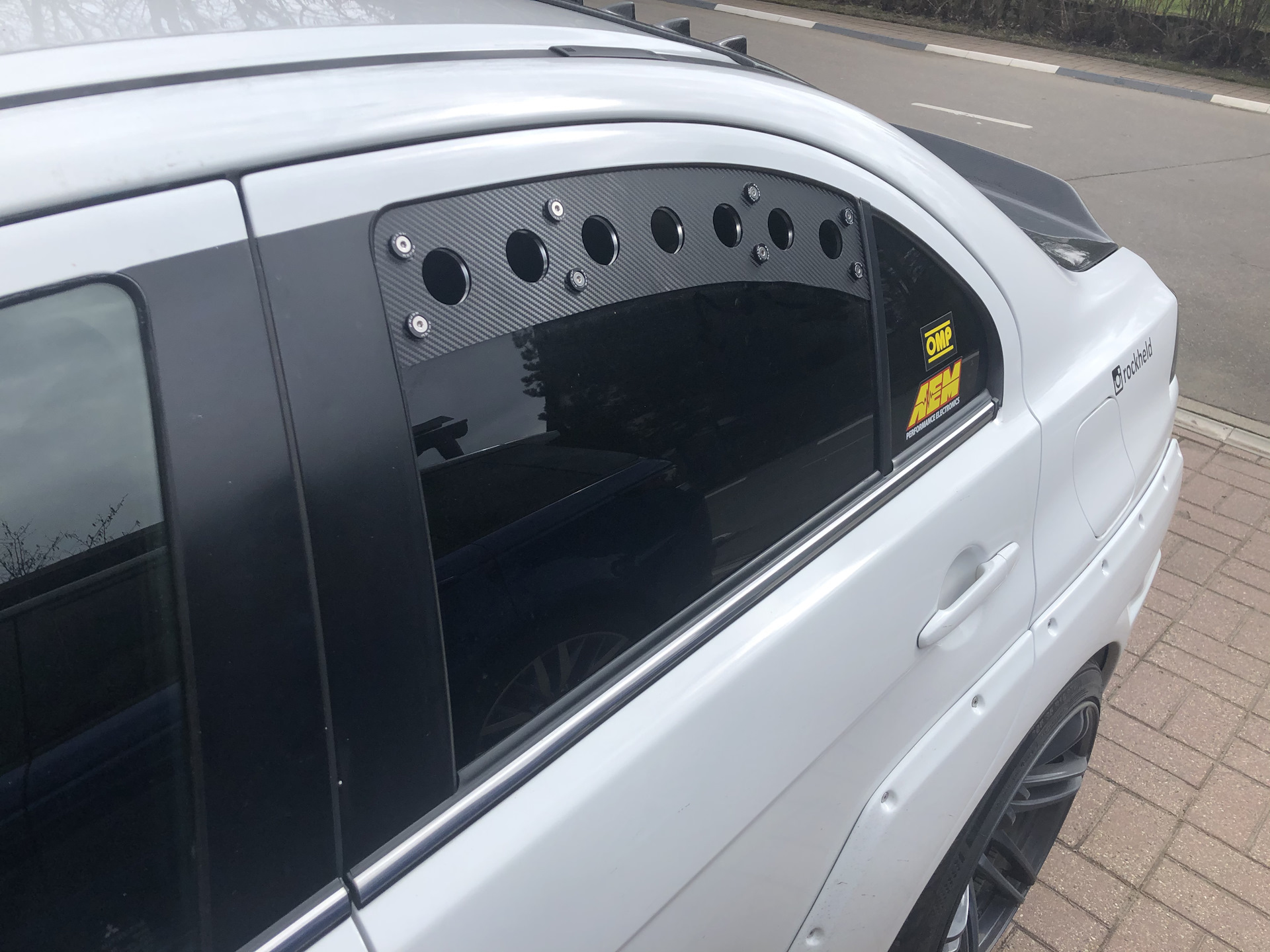 Задние окна. Rear Window Vent Lancer 10. Вентиляционное отверстие для заднего стекла Лансер 10. Вентиляция на задние окна Lancer 10. Вентиляция для задних окон.