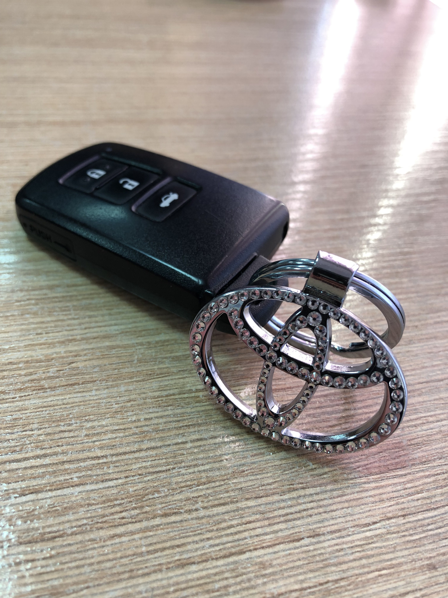 брелок на ключи тойота камри. брелок на ключи тойота камри 40. выпуска. брелок camry. чехол для ключа тойота камри 70.