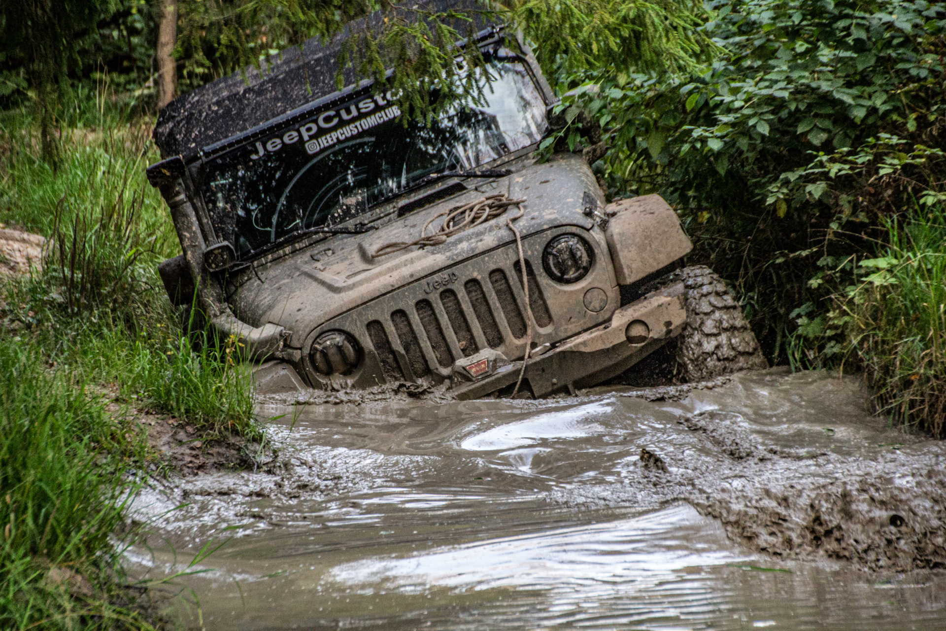 Jeep Wrangler 4 в грязи