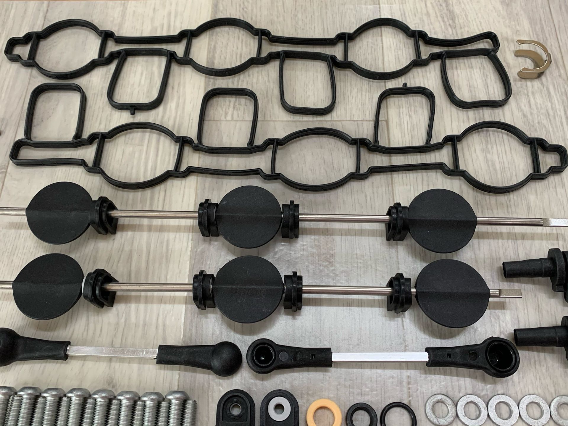 Ремкомплект впускного коллектора зил 130. Заглушки под коллектором на головке мтз. Впускной коллектор x18xe. Ремкомплект впускного коллектора туарег. Ремкомплект впускного коллектора форд фокус 2.