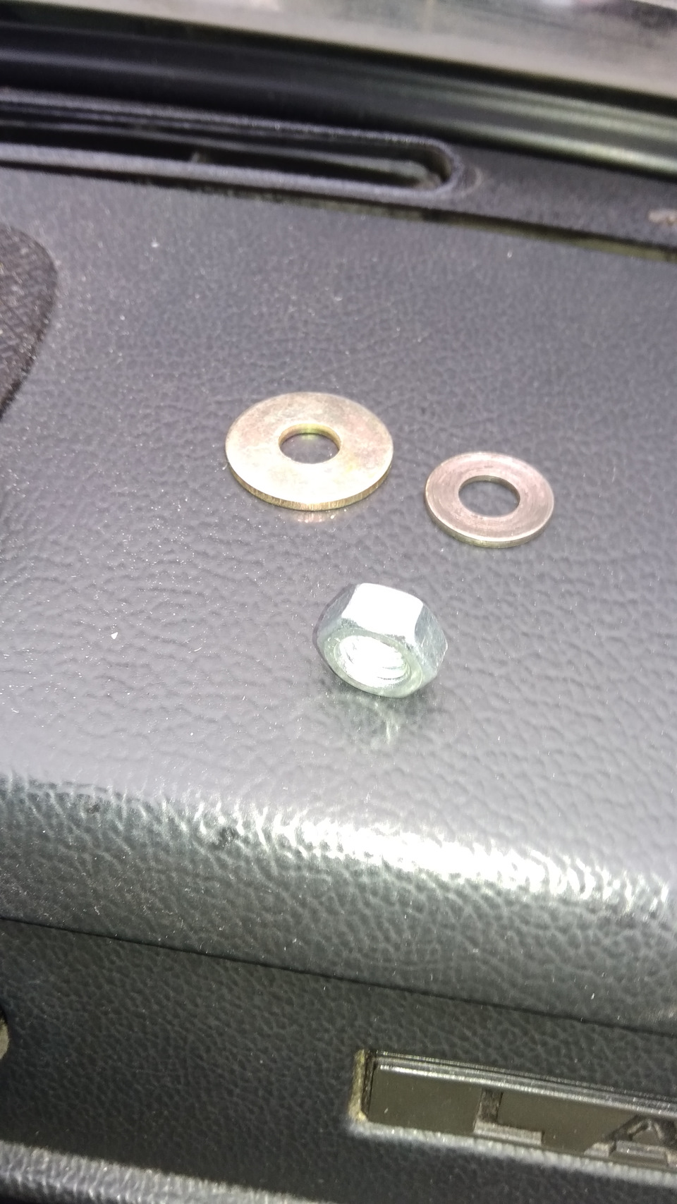 Потек компот из под впускного коллектора — Lada 21074, 1,6 л, 2010 года ...