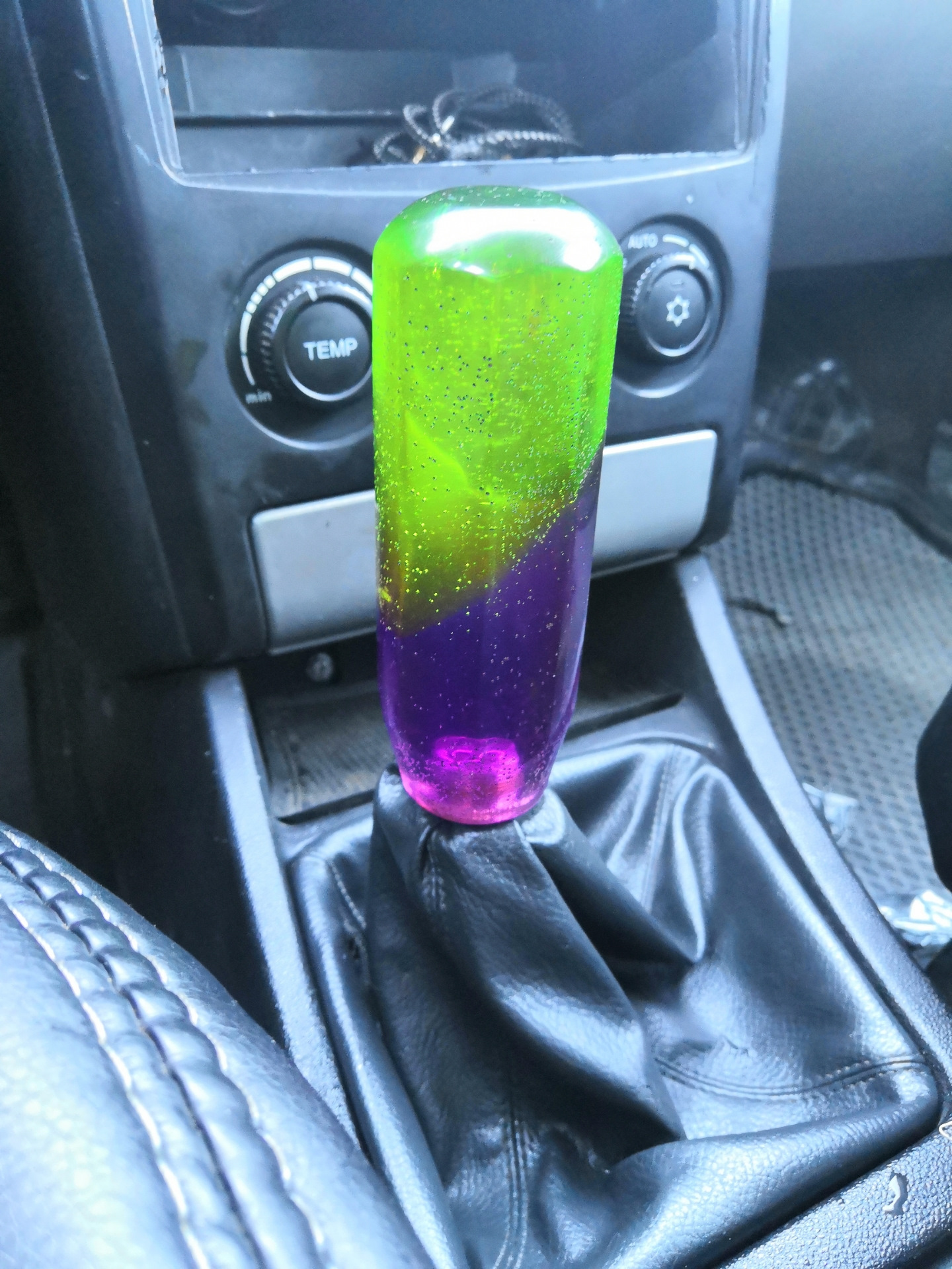 Рукоятка кпп из эпоксидной смолы. Кучка кпп из эпоксидной смолы. Ручка кпп из эпоксидной смолы. Ручки кпп на ваз из эпоксидки. Ручка кпп из эпоксидной смолы.