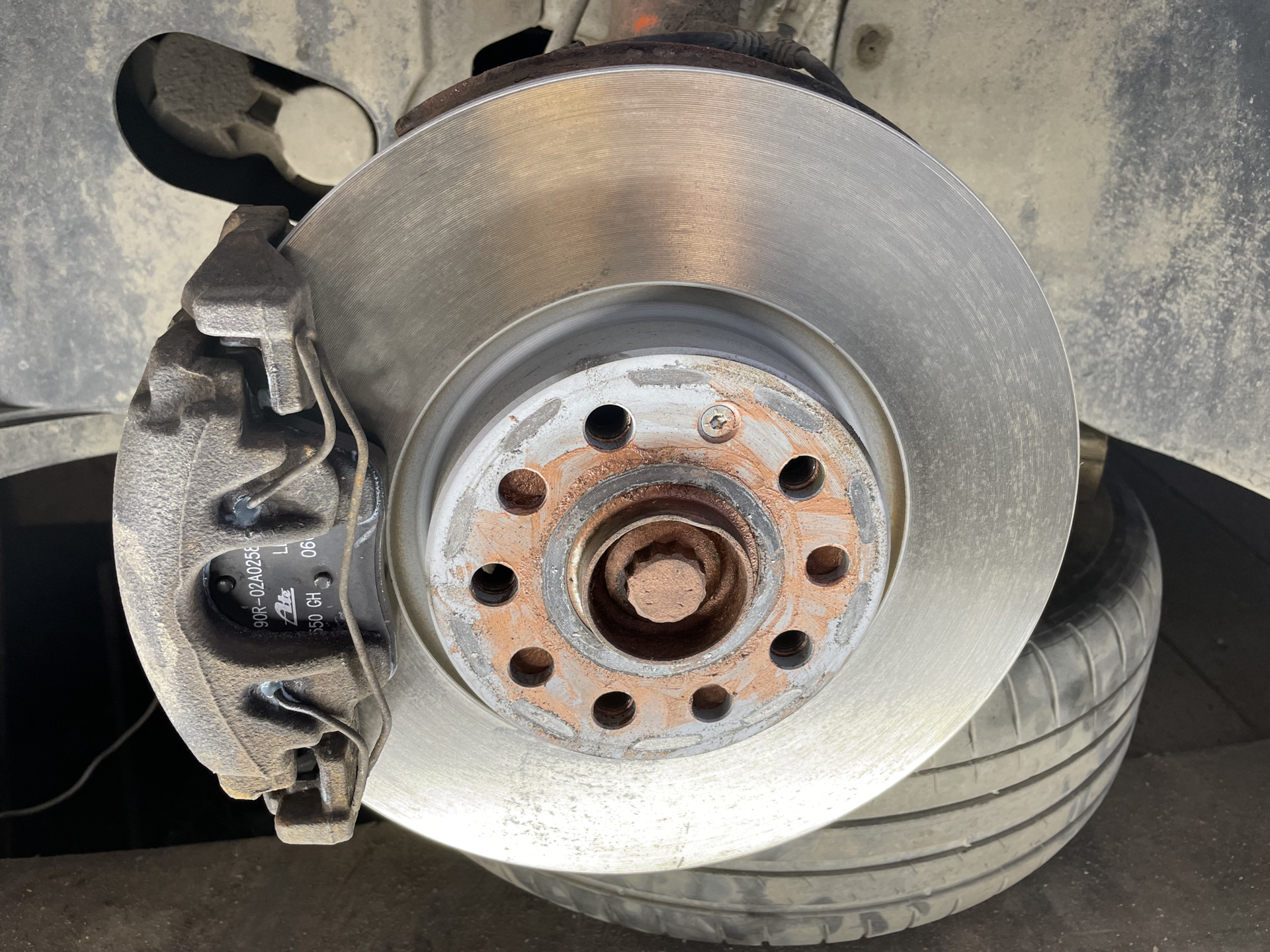 Суппорт с5. Суппорт тормозной передний митсубиси паджеро 1. Задний суппорт ауди а6. Суппорт передний kia rio 3. Диски вентилируемые тормоза на hyundai accent.