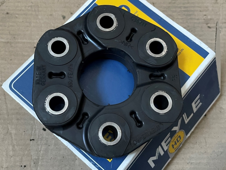 Эластична муфта КПП. Не стал брать алюминиевую с сайлентблоками, ограничился новой, резиновой, производства Meyle. Посмотрим, как она себя покажет. Я впервые сталкиваюсь с эластичной муфтой, и чтоб натянуть ее на концевик коробки, затем еще наживить кардан, пришлось изрядно помучаться и проявить смекалку. Не знаю, должно ли так быть или нет. Муфта подобрана верно, большая. Насколько мне известно, их два вида — большая и маленькая. Когда искал кардан, я ездил со своей муфтой и имея представление, что такое шлиц под малую муфту выбирал себе кардан. — Toyota Altezza