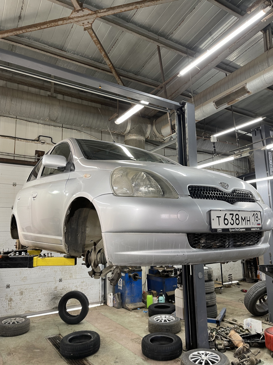 После замены порогов висит на подъемнике как положено — на поддомкратниках. Радостно! — Toyota Vitz (10)