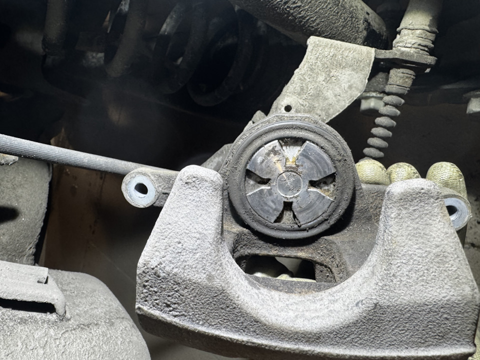 Обратите внимание как должен быть цилиндр. Там есть небольшие прорези в виде креста. Именно так его нужно ставить. Иначе не встанет тормозная колодка. На самой колодке просто есть небольшой выступ, так он должен попасть именно в этот прорезь. — KIA Sorento (4G)