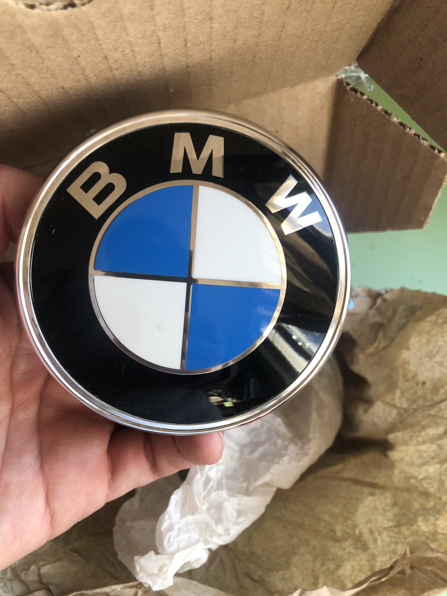 Значки оригинал купить. Оригинальный значок BMW. Оригинальные значки. Оригинальный значок лансов.