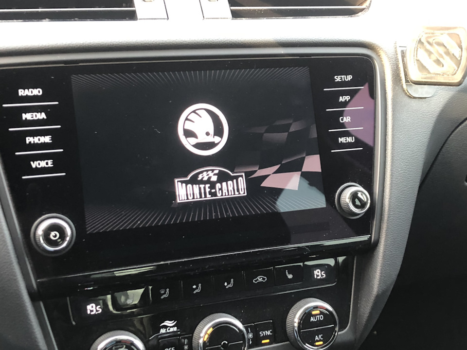 EYAAAgAs5 A 960 заставка на телефон шкода