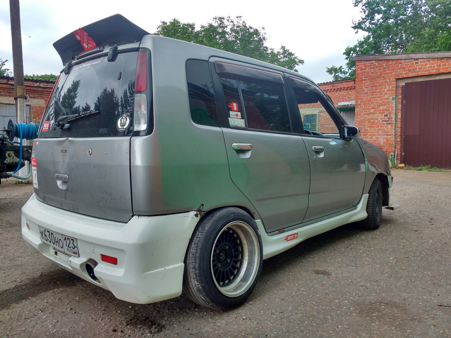 Nissan Cube стенс